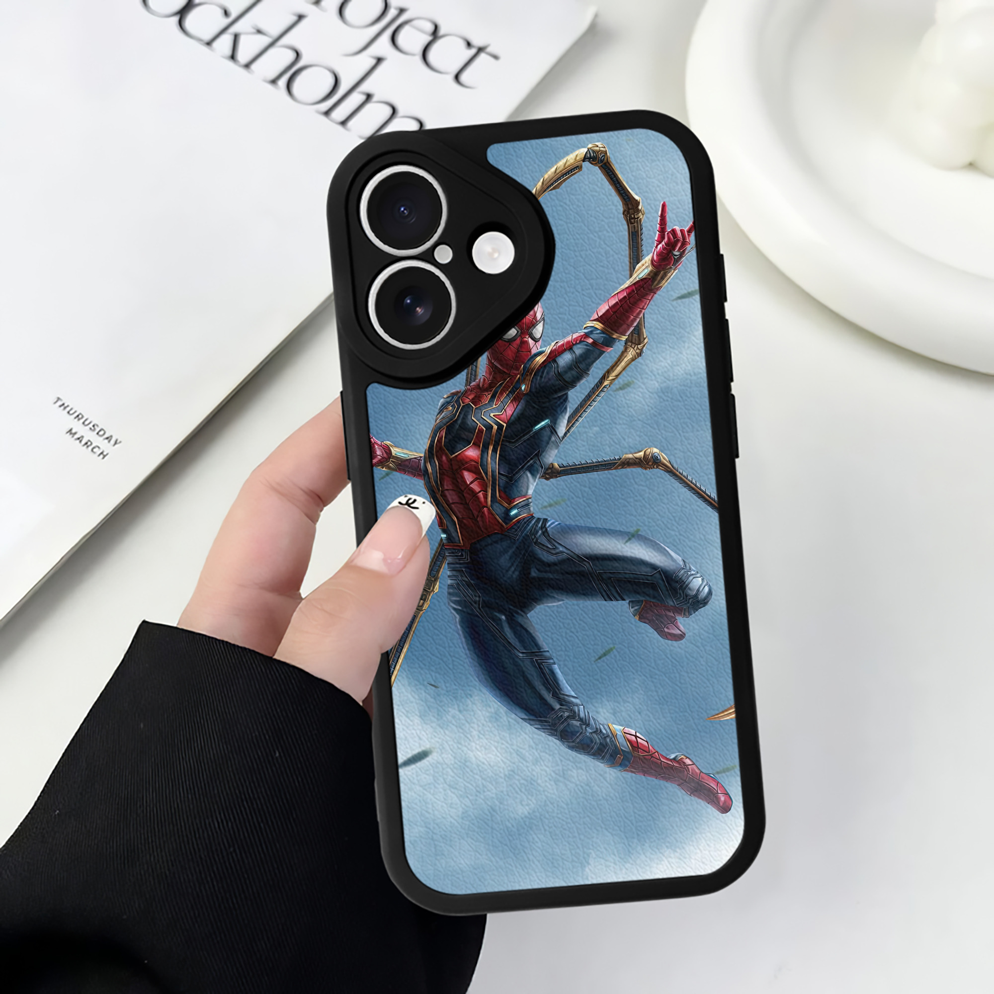 （画像用） Spider Man スパイダーマン 【iPhone 16シリーズ対応】シリコンスマホケース（レザー調） 材質：シリコン